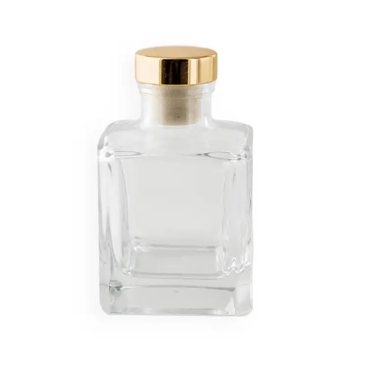 https://d384u2mq2suvbq.cloudfront.net/public/spree/products/5948/large/clear-square-diffuser-bottle-with-gold-stopper-on-white.webp?1704916420